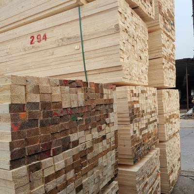 4米鐵杉方木 三米鐵杉方木規(guī)格 工地鐵杉方木規(guī)格 永榮木業(yè)